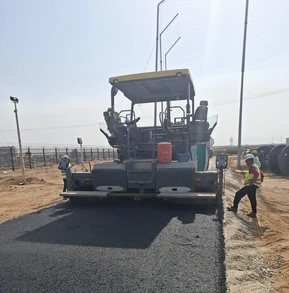 Paving the final asphalt course