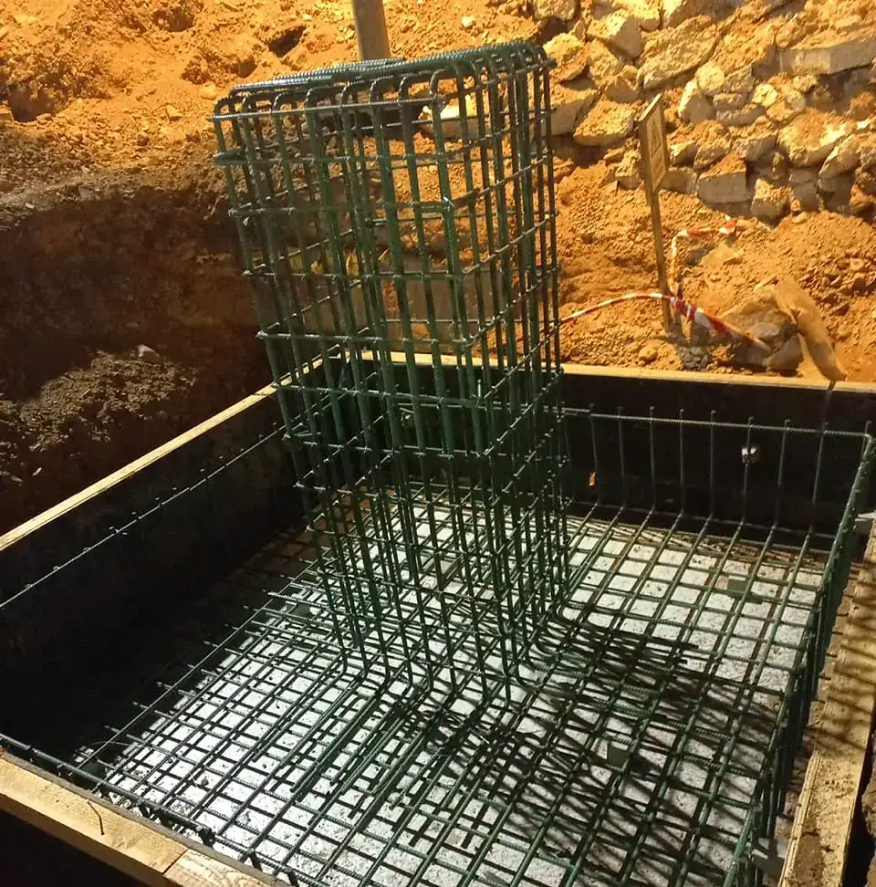Pedestal reinforcement in footing formwork