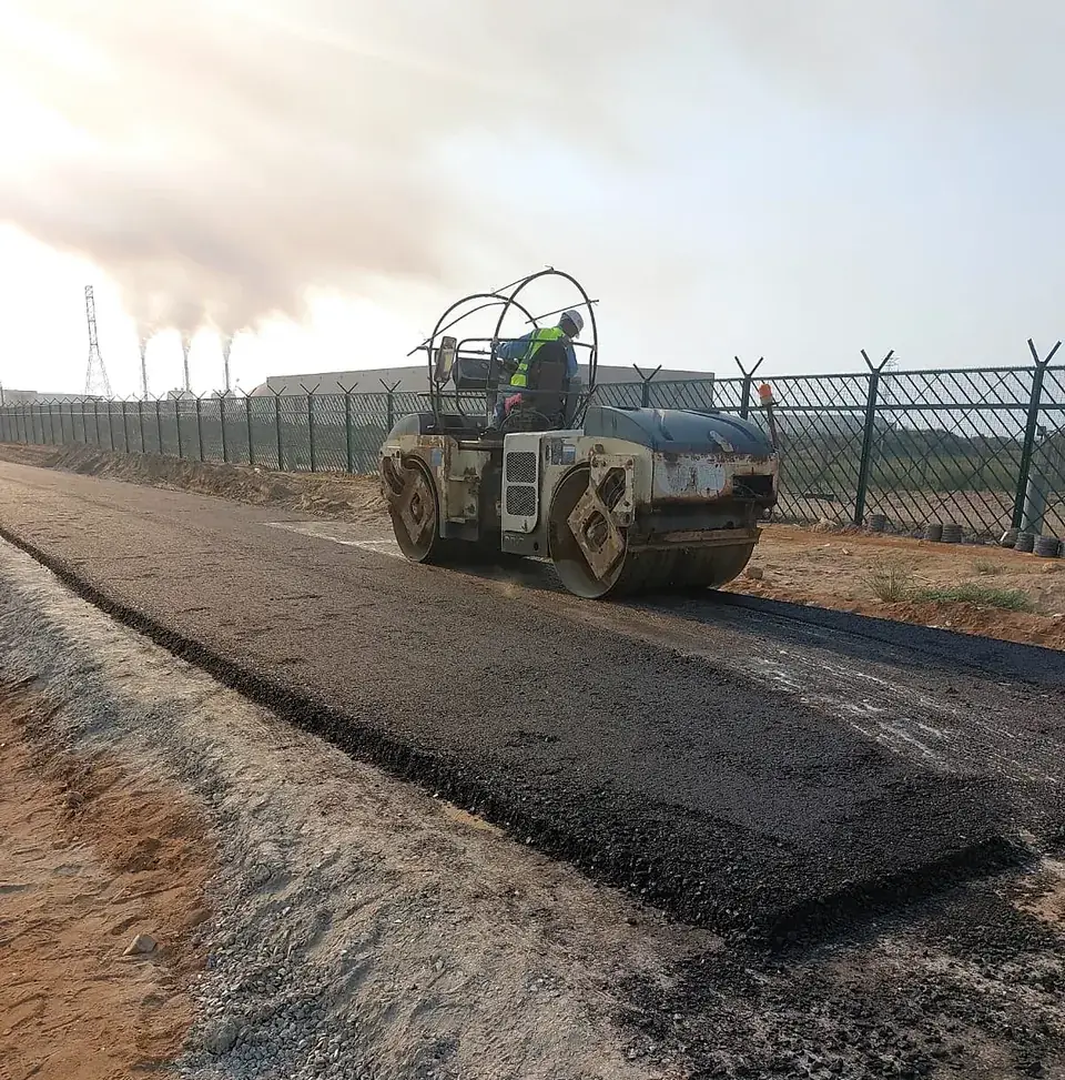 Tandem roller compacting fresh asphalt